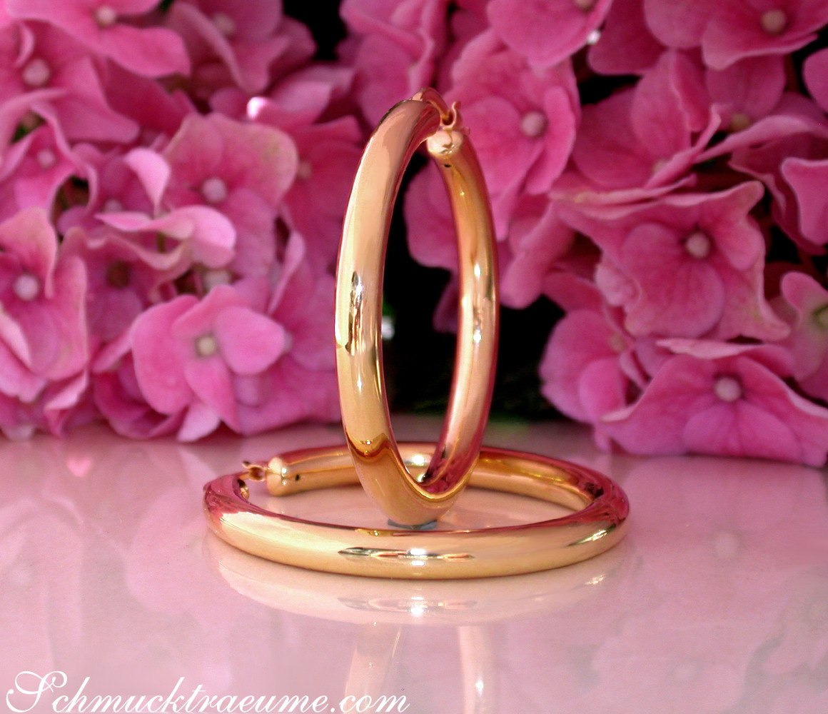 Gold Creolen in Gelbgold 585, Detailansicht mit Rosen im Hintergrund