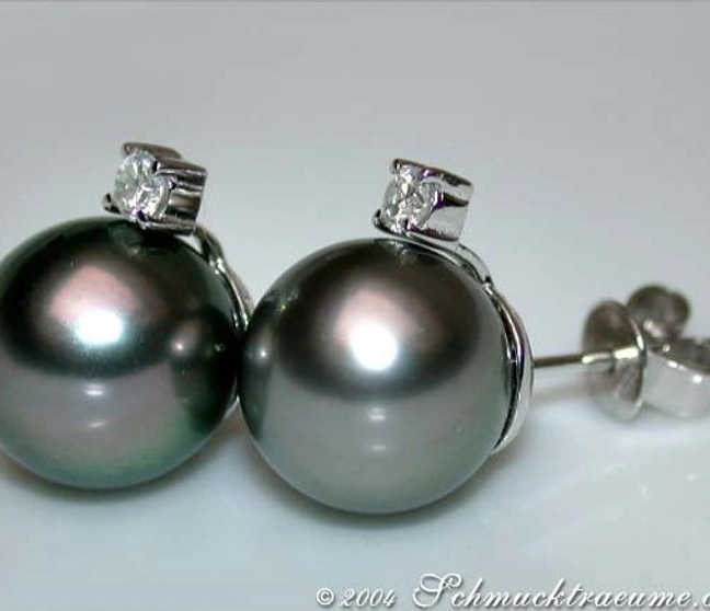 Weißgold-Tahitiperlen-Ohrstecker mit Diamanten, Detailansicht Weißgold-Tahitiperlen-Ohrstecker mit Diamanten, Detailansicht