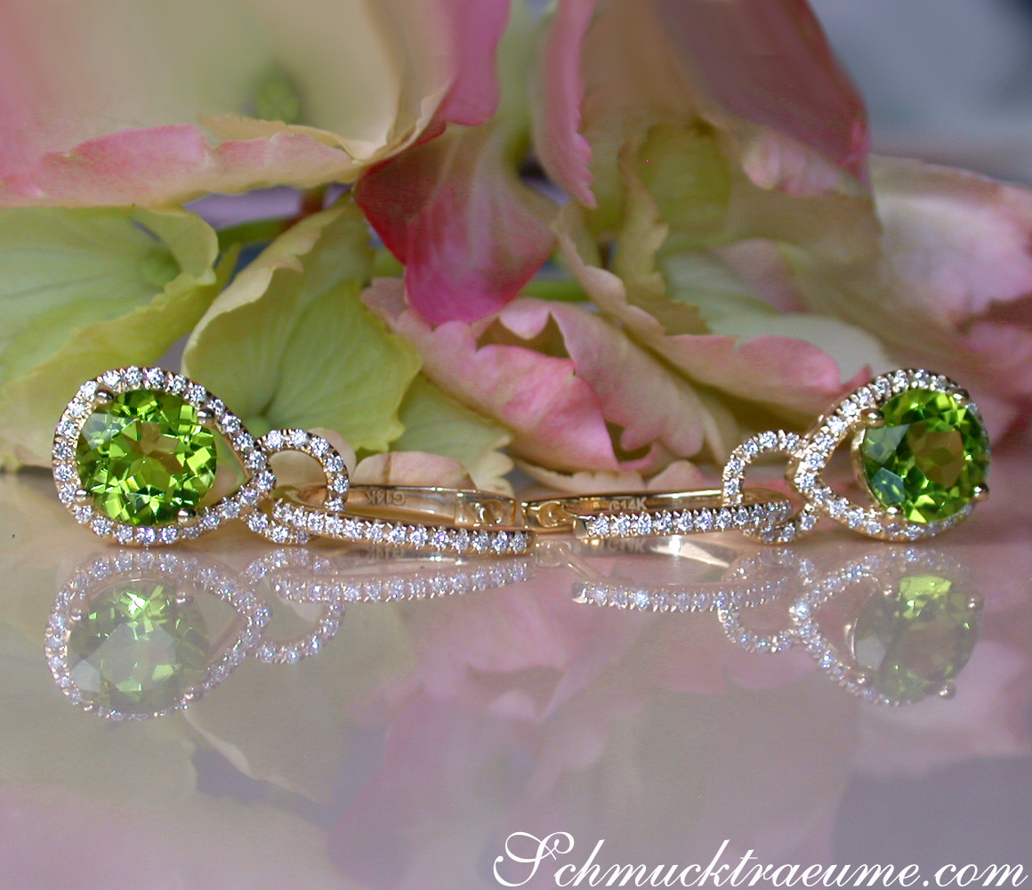 Peridot-Ohrhänger mit Diamanten, Gelbgold 585, auf Blütenblättern liegend