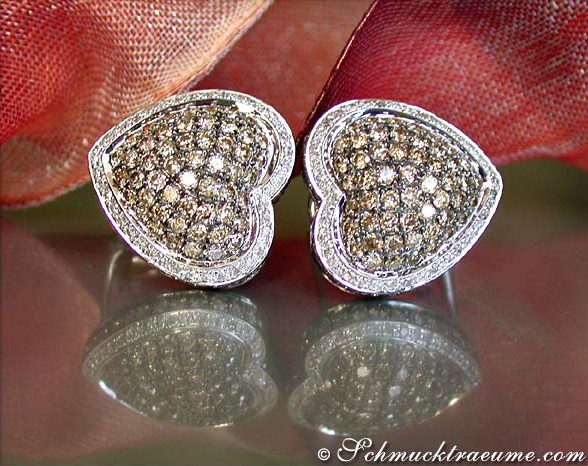 Weißgold Herz-Ohrstecker mit cognac-braunen und weißen Brillanten