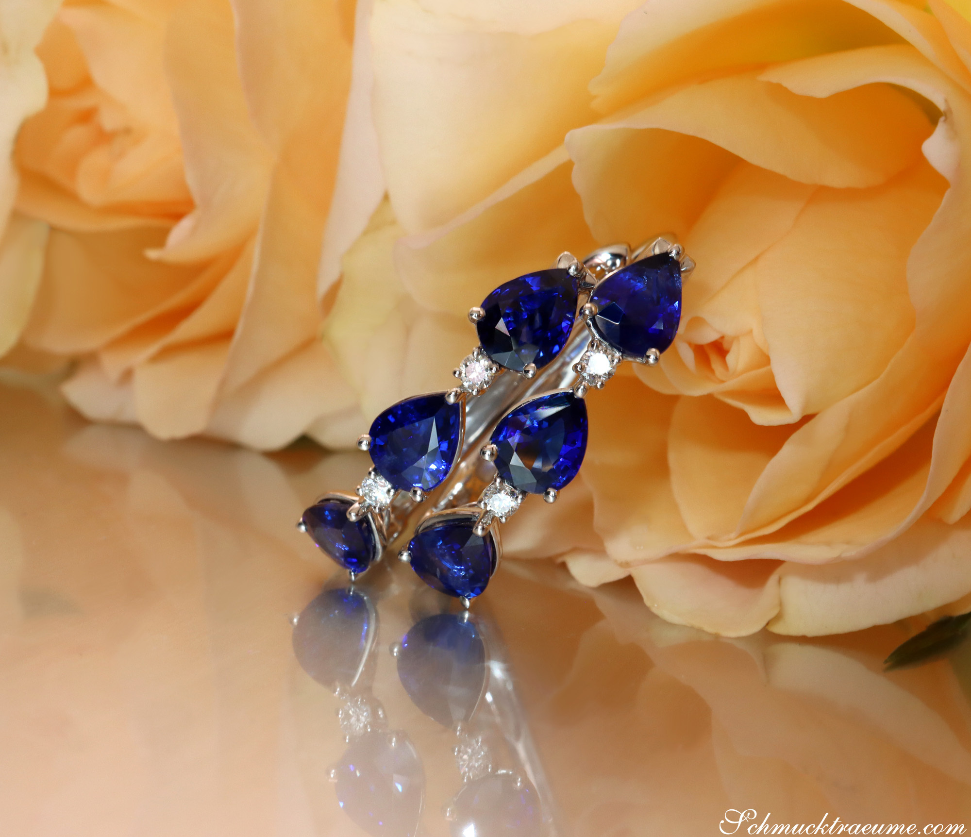 Elegante Saphir-Tropfen-Ohrringe mit Brillanten, Detailaufnahme, Weißgold 750, Rosenhintergrund