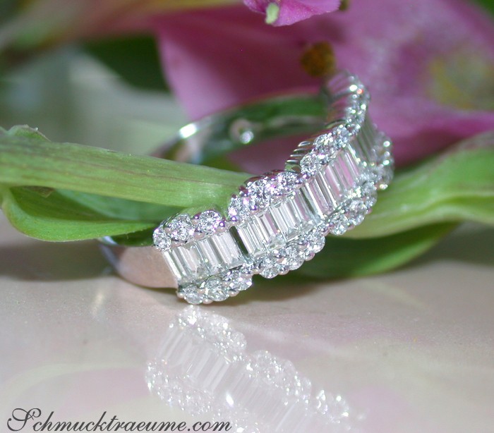 Weißgold 750 Ring mit Baguette- und runden Brillanten, Detailaufnahme auf grünem Hintergrund