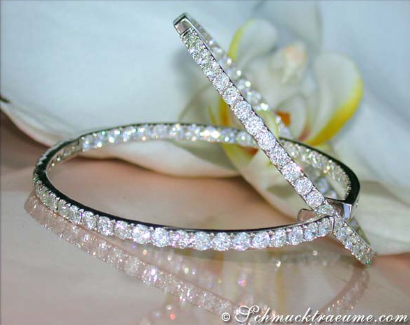 Detailansicht der imposanten Brillanten Creolen in Weißgold 750, groß und glitzernd.