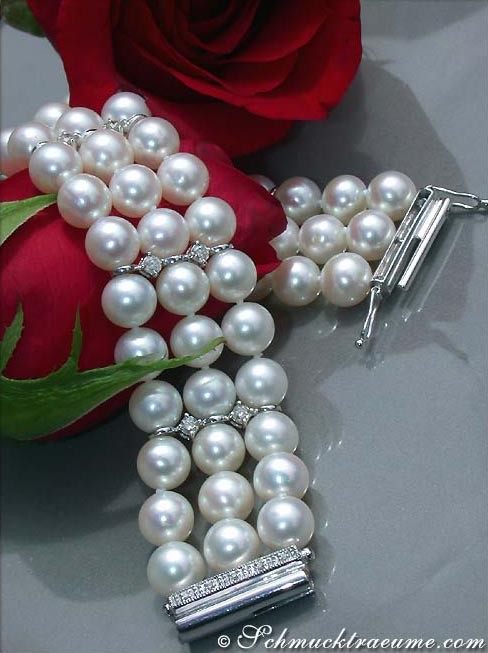 Weißgold-Armband mit Süßwasserperlen und Brillanten, Detailaufnahme.