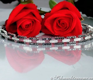 Schwarze Diamanten Armband im Gliederdesign, rote Rosen im Hintergrund, glänzende Oberfläche, elegantes Design