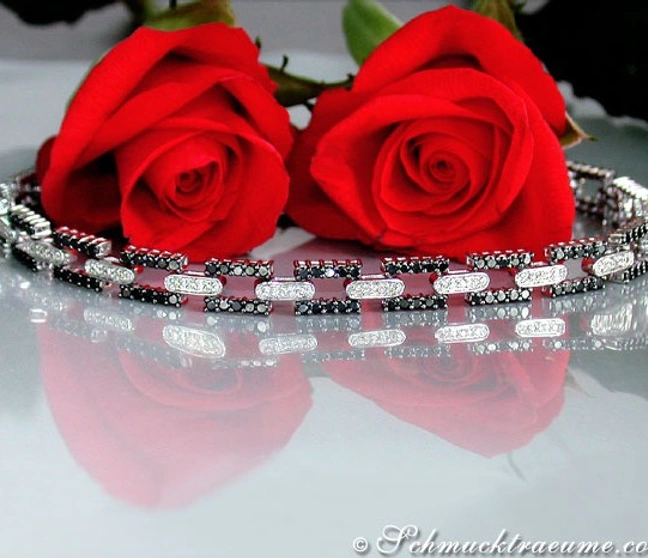 Schwarze Diamanten Armband im Gliederdesign, rote Rosen im Hintergrund, glänzende Oberfläche, elegantes Design Schwarze Diamanten Armband im Gliederdesign, rote Rosen im Hintergrund, glänzende Oberfläche, elegantes Design