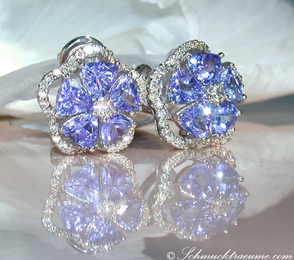 Weißgold-Blütenohrringe mit Tansanit und Diamanten, Detailaufnahme