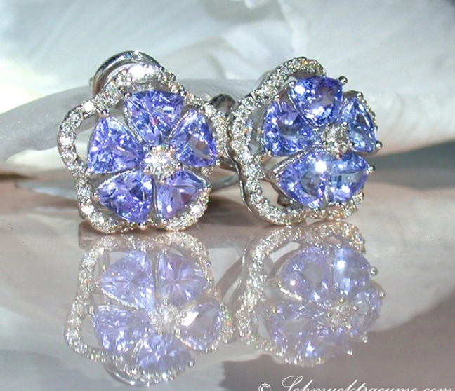 Weißgold-Blütenohrringe mit Tansanit und Diamanten, Detailaufnahme Weißgold-Blütenohrringe mit Tansanit und Diamanten, Detailaufnahme