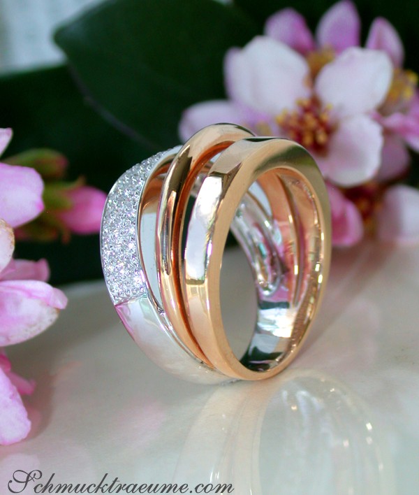 Mehrzeiliger Diamantring aus Weiß- und Roségold mit klaren Linien