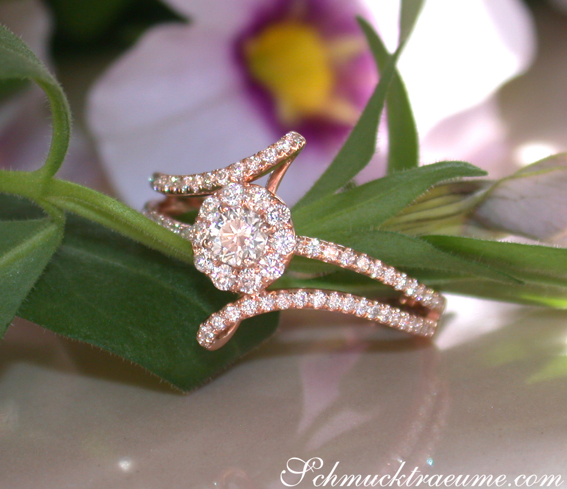 Mini Solitär-Ring aus Roségold 750 mit 0.70 Karat Brillanten, detailreich auf Blüte präsentiert