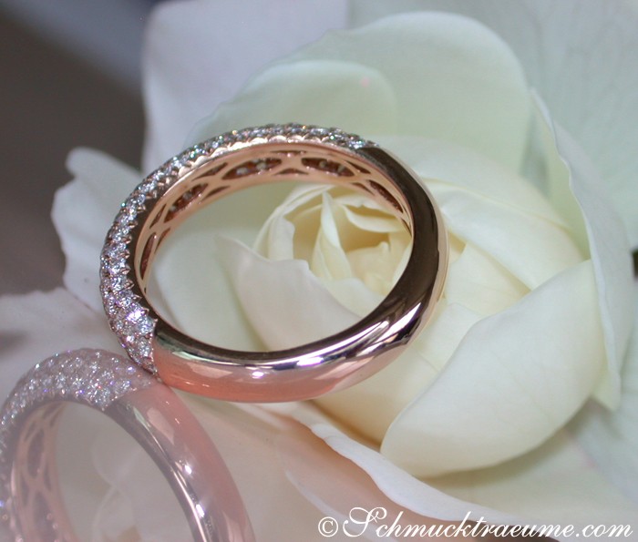 Roségold Brillanten Pavé Ring auf weißer Rose, Detailaufnahme