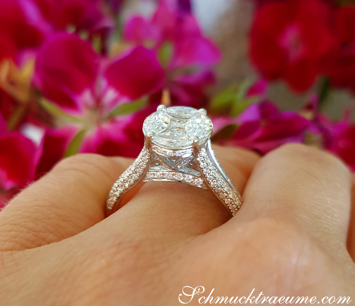 Verlobungsring mit Diamanten im Illusion-Design auf der Hand