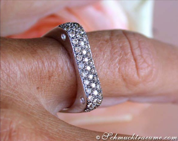 "Nahaufnahme des eleganten Eckigen Rings mit braunen Diamanten in Weißgold 585