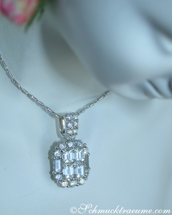 Weißgold-Anhänger mit Diamanten, Detailaufnahme, edel klassisch