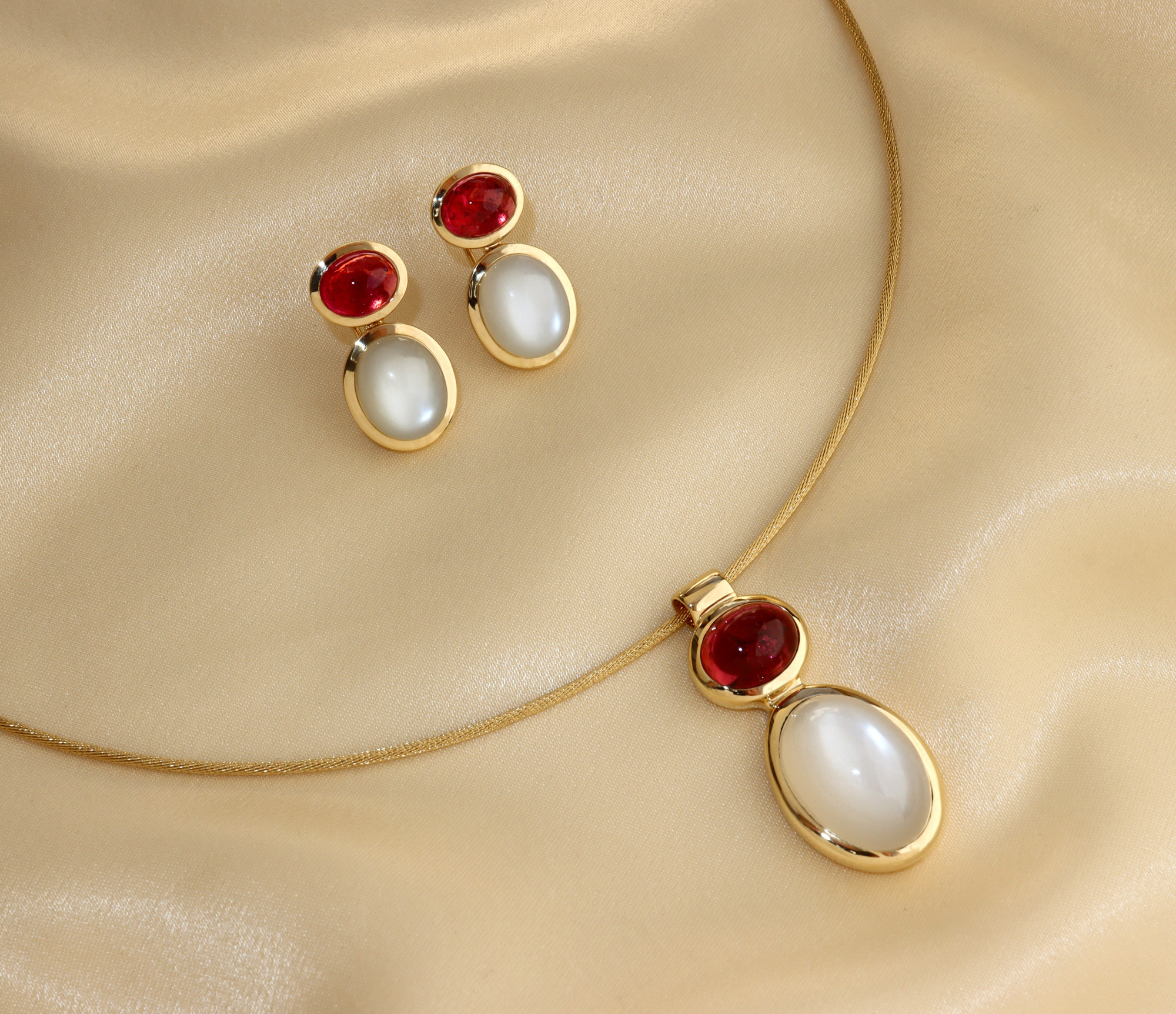 Goldene Kette mit Rubellit und Mondstein, Ohrringe mit roten und weißen Steinen