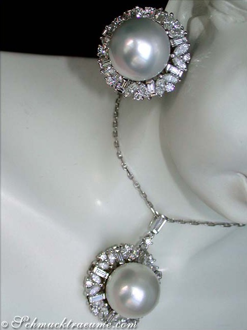 Weißgold Ohrstecker mit Südseeperlen und Baguette-Diamanten, Detailaufnahme