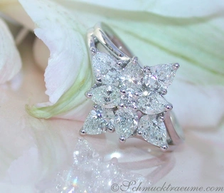 Weißgold-Ring mit Diamanten im Stern-Design auf Blume liegend