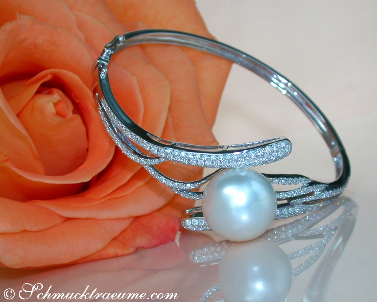 Süße Perlenarmreif mit Brillanten auf Rosenblüte, Detailaufnahme