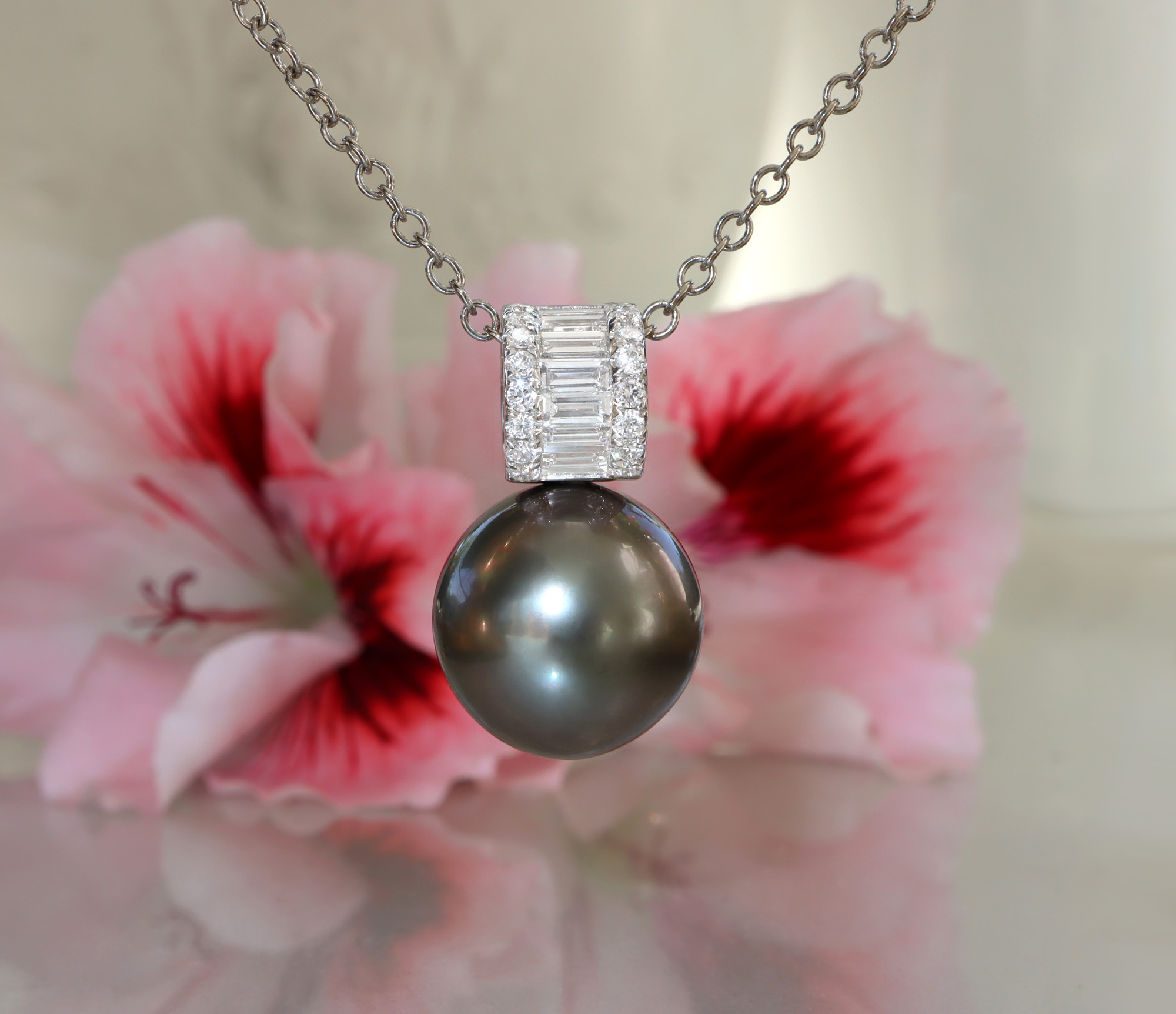 Tahitiperlen-Anhänger mit Baguette-Diamanten, detailreich, elegant, mit Blume im Hintergrund