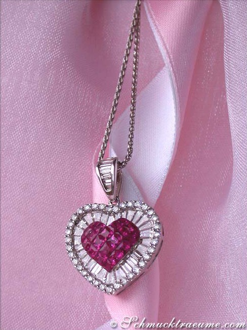 Herz-Anhänger mit Rubin und Diamanten, Detailaufnahme, weißgold, elegant, aufwendig verarbeitet