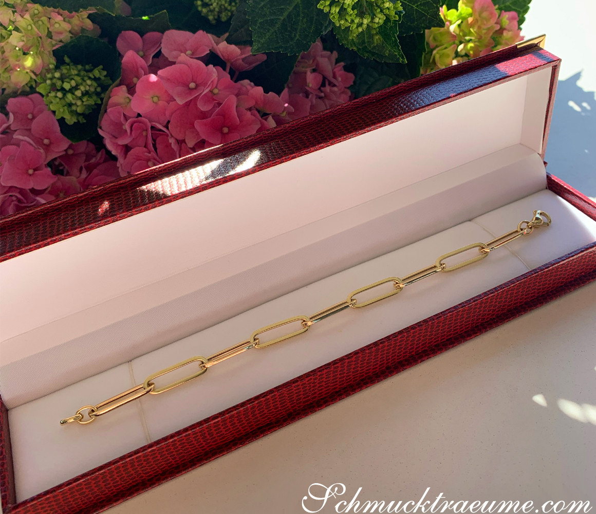 Goldenes Paperclip-Armband in Gelbgold 585 mit eleganten Verzierungen im Sonnenlicht