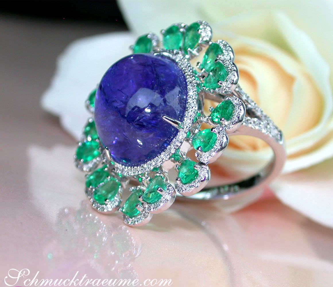 Weißgold-Tanzanit-Ring mit Smaragden und Diamanten, Detailaufnahme