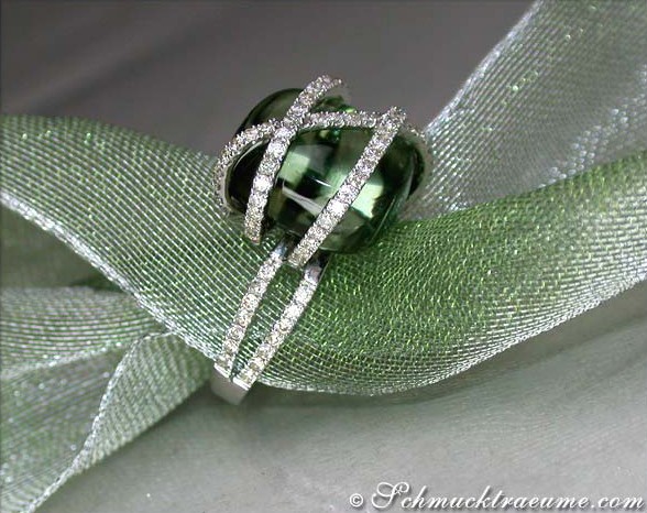 Prasiolith-Ring mit Brillanten auf grünem Organzaband