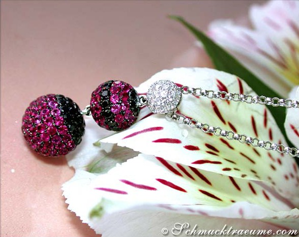 Detail der Halskette mit Rubinen, Brillanten & schwarzen Diamanten auf Blüte