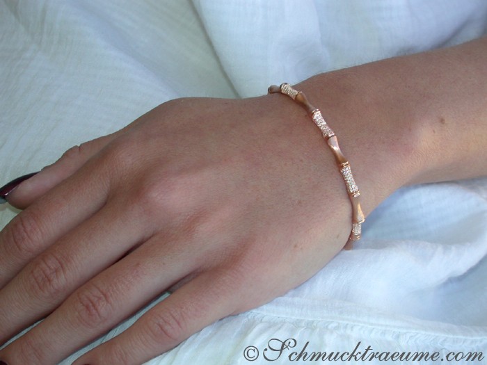Detailaufnahme des Diamantenarmreifs im Bambus-Design auf dem Handgelenk