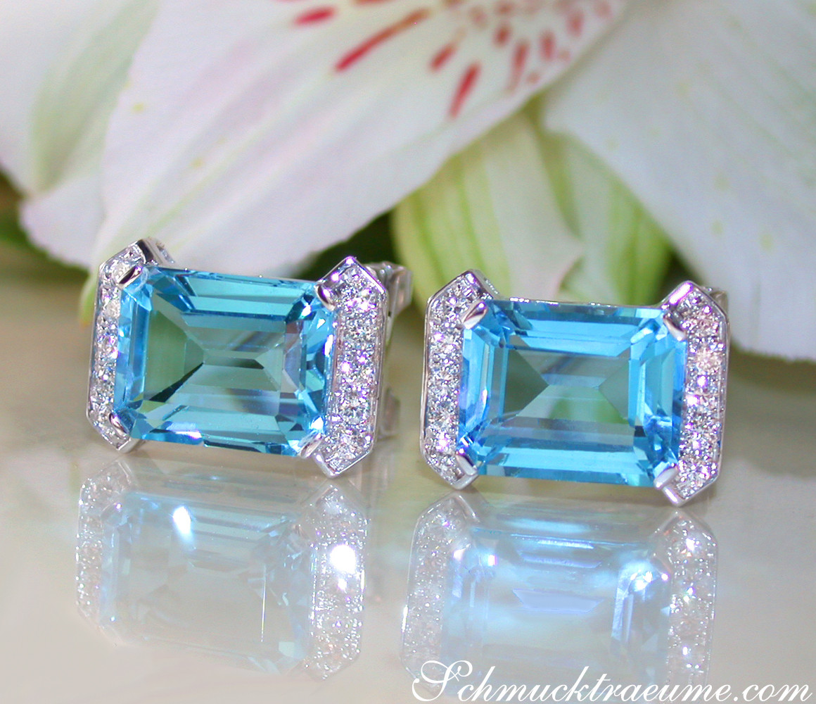 Blautopas-Ohrstecker mit Diamanten in Weißgold, detailreich, elegant, blau, weiß, Blume im Hintergrund