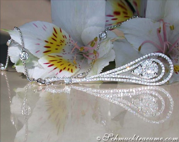 Edler Brillanten-Anhänger im Illusion-Design mit Diamanten, getragen auf zarter Kette