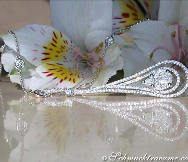 Edler Brillanten-Anhänger im Illusion-Design mit Diamanten, getragen auf zarter Kette Edler Brillanten-Anhänger im Illusion-Design mit Diamanten, getragen auf zarter Kette