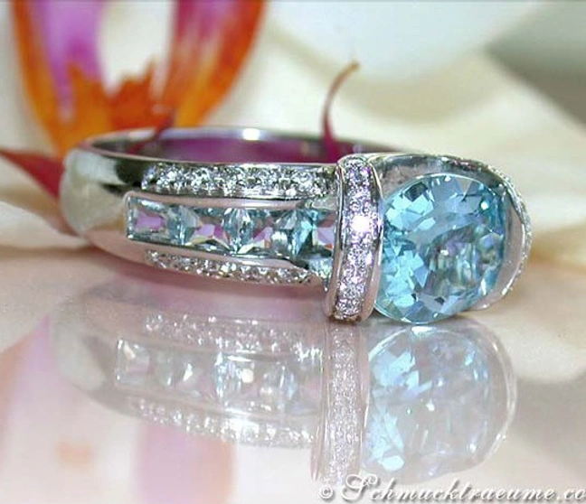 Aquamarin-Ring mit Brillanten auf Blüte, Detailaufnahme, Weißgold, Oval- und Baguette-Schliff Aquamarin-Ring mit Brillanten auf Blüte, Detailaufnahme, Weißgold, Oval- und Baguette-Schliff