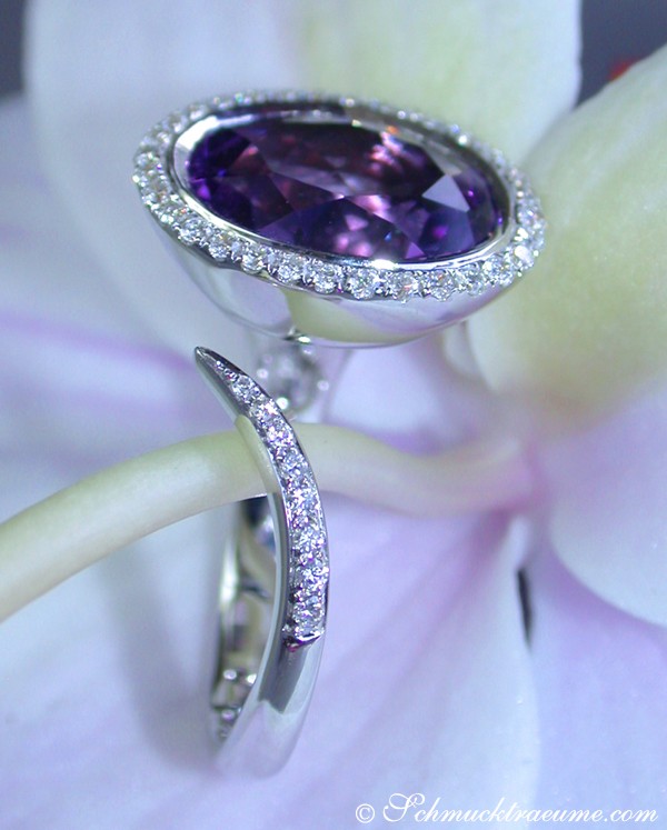 Interessanter Amethyst-Ring in Weißgold mit Brillanten, Detailaufnahme, elegant gestaltet