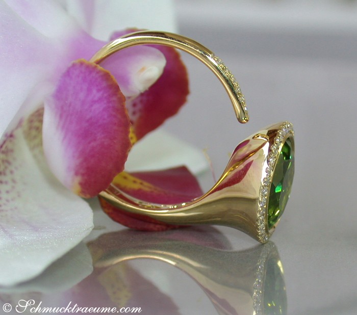 Goldener Peridot-Ring mit Diamanten, Detailaufnahme, elegant, auf Blume platziert