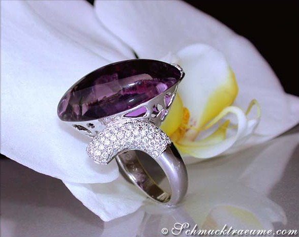 Weißgold-Ring mit Amethyst und Brillanten, auf Orchidee gelegt