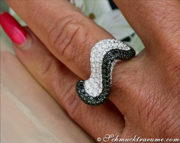Detailaufnahme des Wellen-Diamantrings mit schwarzen und weißen Steinen