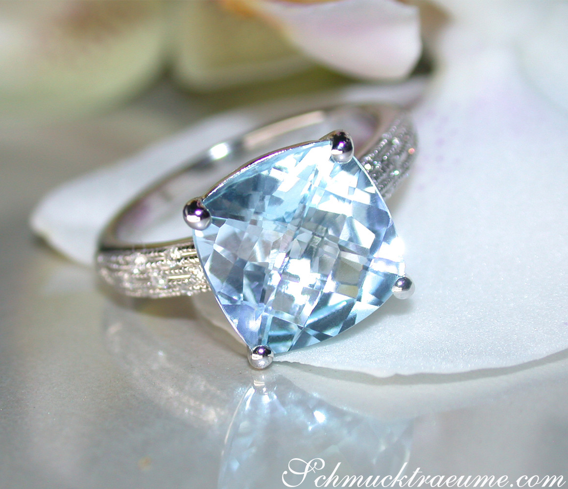 Blautopas-Ring mit Diamanten in Weißgold, Detailaufnahme auf Blüte