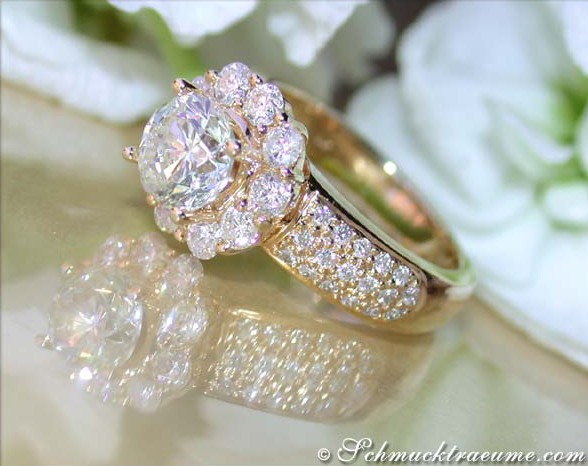 Detailansicht des zeitlosen Diamant-Solitär-Rings in Gelbgold 750