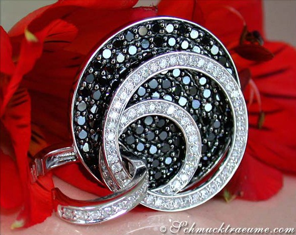 Schwarz-weißer Diamant-Anhänger mit raffinem Design, drei Kreise, Detailaufnahme