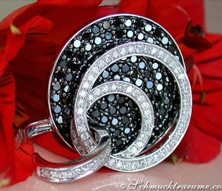 Schwarz-weißer Diamant-Anhänger mit raffinem Design, drei Kreise, Detailaufnahme