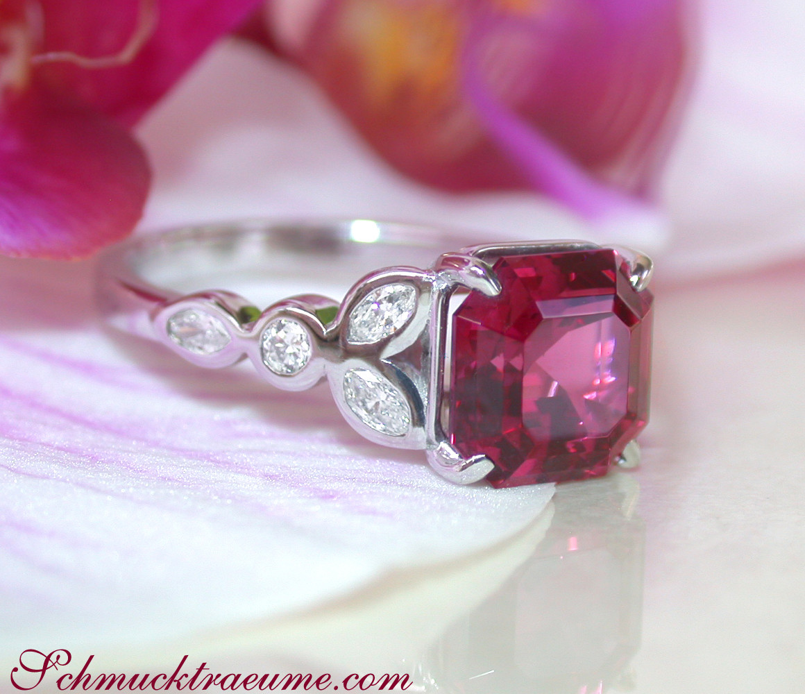 Weißgold-Ring mit Rhodolith und Diamanten, Detailaufnahme auf Orchideenblüte.