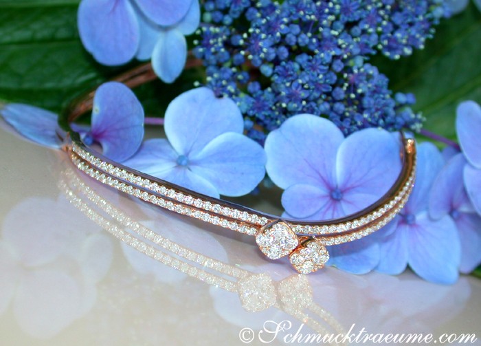 Detailaufnahme des sanft geschwungenen Brillantenarmreifs mit Roségold und Diamanten