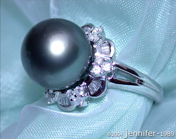 Tahitiperlen-Ring mit Baguette- und Brillant-Diamanten auf Satin, femininer Charme.