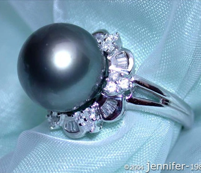 Tahitiperlen-Ring mit Baguette- und Brillant-Diamanten auf Satin, femininer Charme. Tahitiperlen-Ring mit Baguette- und Brillant-Diamanten auf Satin, femininer Charme.