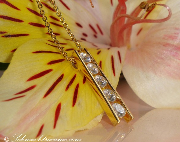 Goldener Anhänger mit Brillanten auf Kette, Detailaufnahme