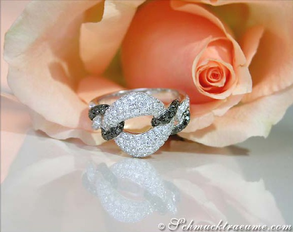 Detailaufnahme des eleganten Diamantrings mit schwarzen und weißen Steinen