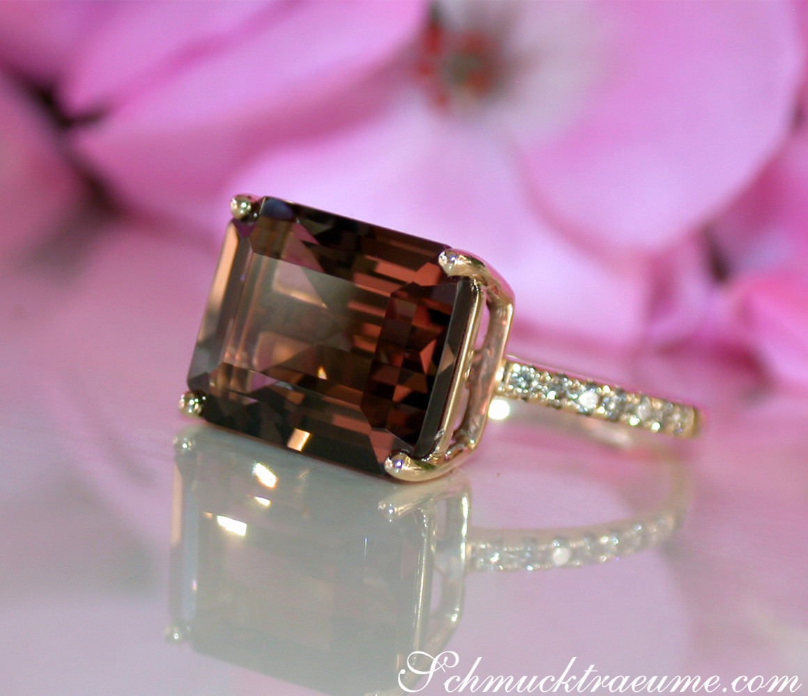 Kunstvoller Rauchquarz-Ring mit braunen Diamanten, Detailaufnahme auf rosafarbenem Hintergrund