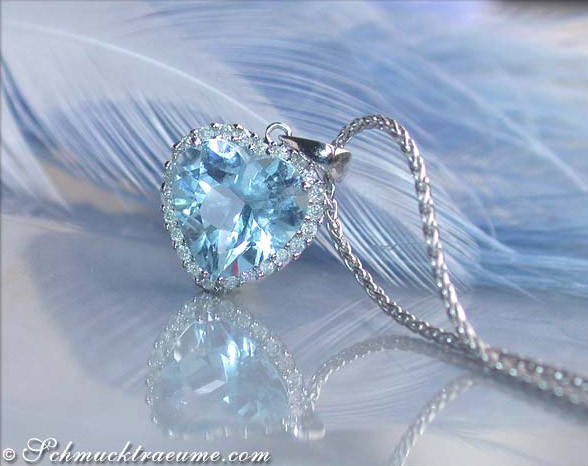 Herz-Anhänger aus Weißgold mit Aquamarin und Diamanten auf Federhintergrund