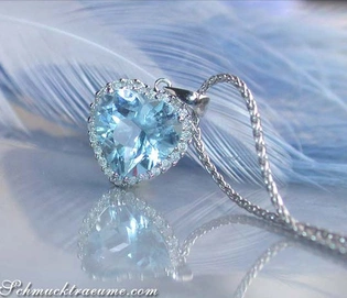 Herz-Anhänger aus Weißgold mit Aquamarin und Diamanten auf Federhintergrund